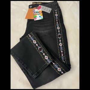 Skinny super chic jeans with embroidery.